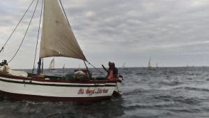 Un velero pescando en alta mar